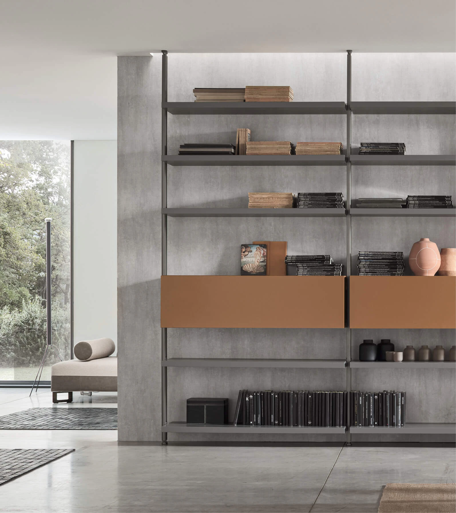 Bibliothèque et mobilier mural assortis dans une pièce de vie
